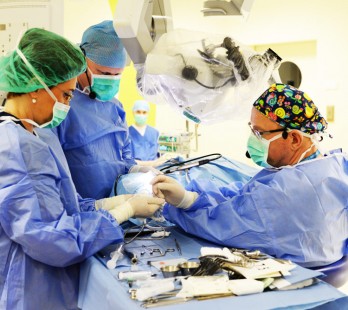 operacja implantu słuchowego w kajetanach