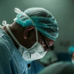 na zdjęciu znajduje się lekarz podczas operacji