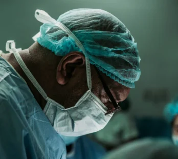 na zdjęciu znajduje się lekarz podczas operacji