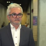 na zdjęciu znajduje się prof. dr hab. n. med. Andrzej Fal, specjalista chorób wewnętrznych, alergologii i zdrowia publicznego, kierownik Kliniki Alergologii, Chorób Płuc i Chorób Wewnętrznych, Państwowy Instytut Medyczny MSWiA, prezes, Polskie Towarzystwo Zdrowia Publicznego