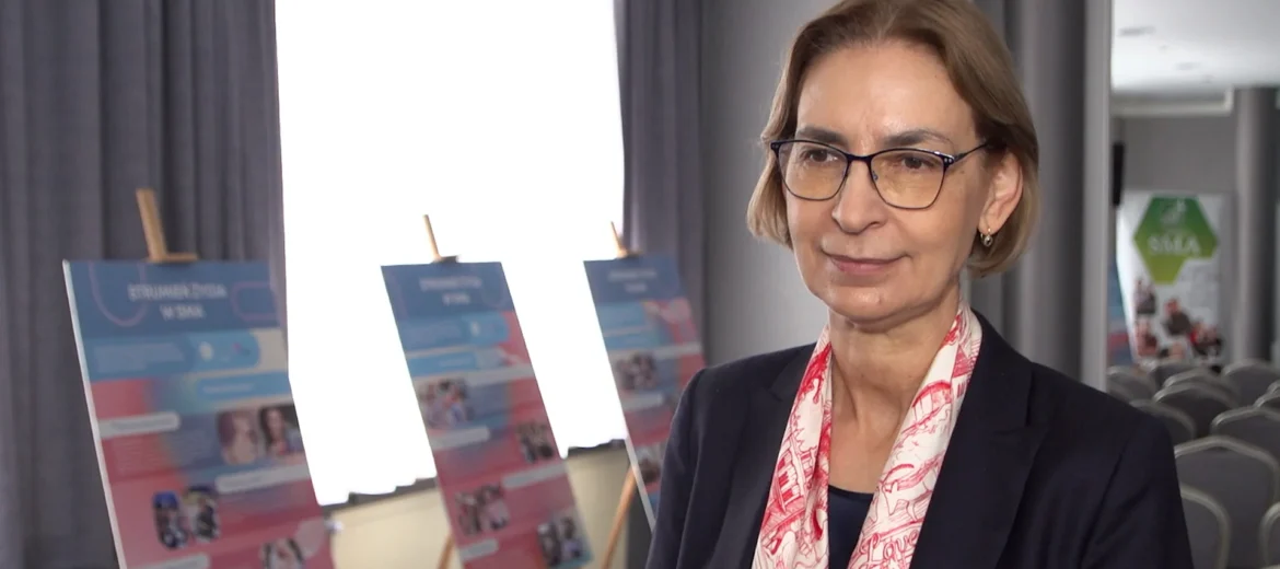 na zdjęciu znajduje się prof. dr hab. n. med. Anna Kostera-Pruszczyk, kierownik Katedry i Kliniki Neurologii, Centralny Szpital Kliniczny UCK WUM
